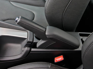 2013款45 TFSI 白色经典版 驻车制动器