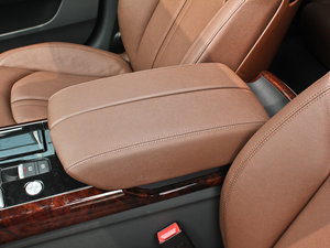 2013款50 TFSI quattro豪华型 中央扶手箱