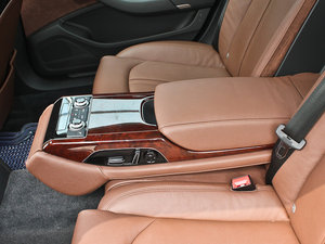2013款50 TFSI quattro豪华型 后排中央扶手