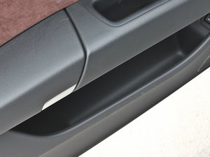 2013款50 TFSI quattro豪华型 前门储物空间