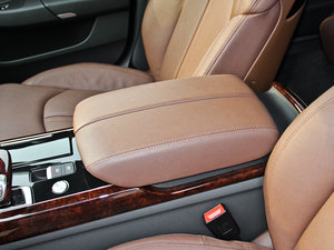 2013款45 TFSI quattro舒适型 中央扶手箱