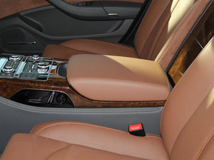 2013款45 TFSI quattro豪华型 后排中央扶手