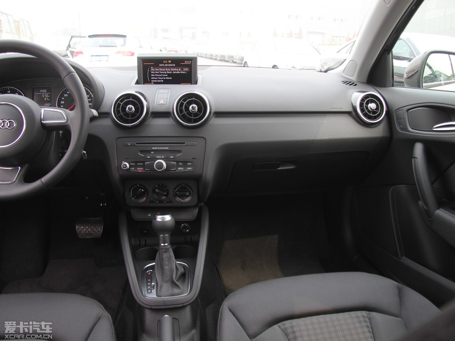 2013WA1 30 TFSI Sportback Urban