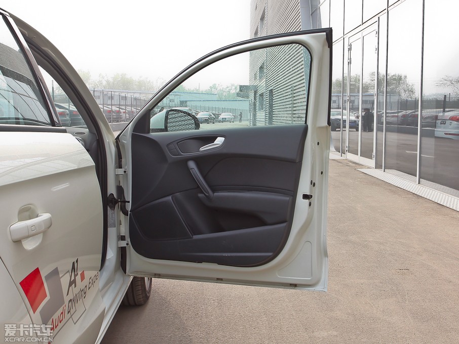 2013WA1 30 TFSI Sportback Urban