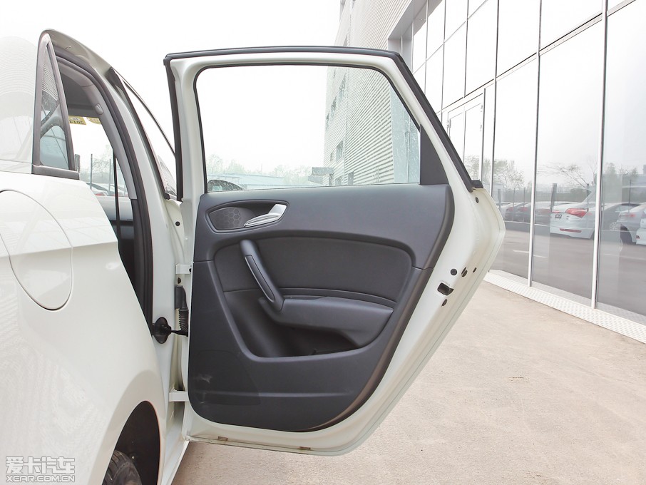 2013WA1 30 TFSI Sportback Urban