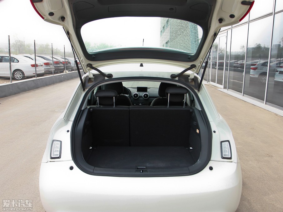 2013?yun)WA1 30 TFSI Sportback Urban