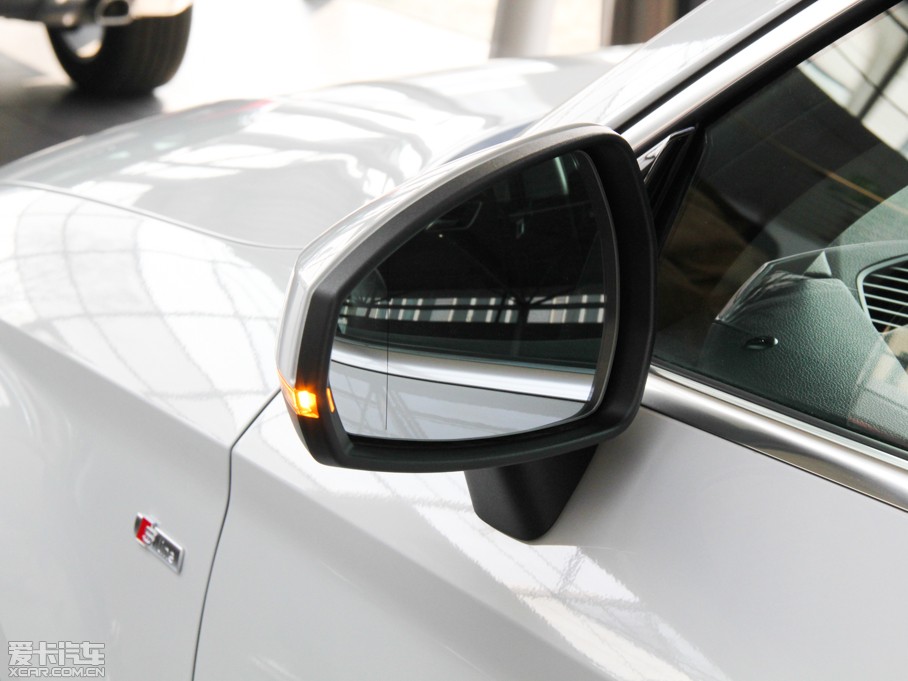 2014WA3 Limousine(M) Sedan