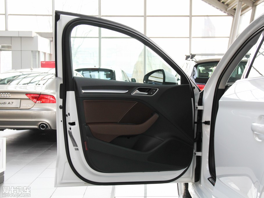 2014WA3 Limousine(M) Sedan