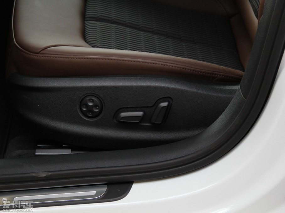 2014WA3 Limousine(M) Sedan