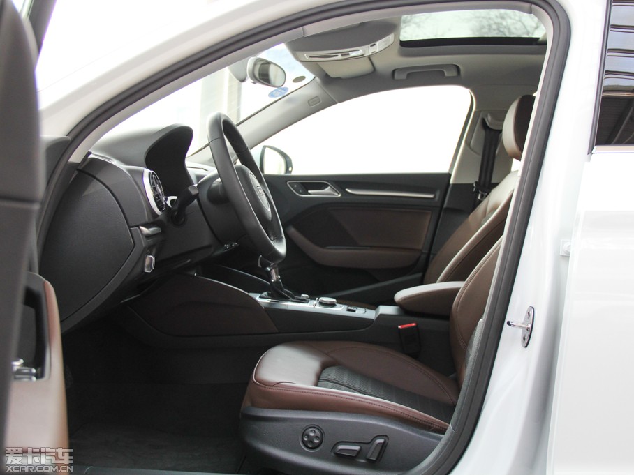 2014WA3 Limousine(M) Sedan