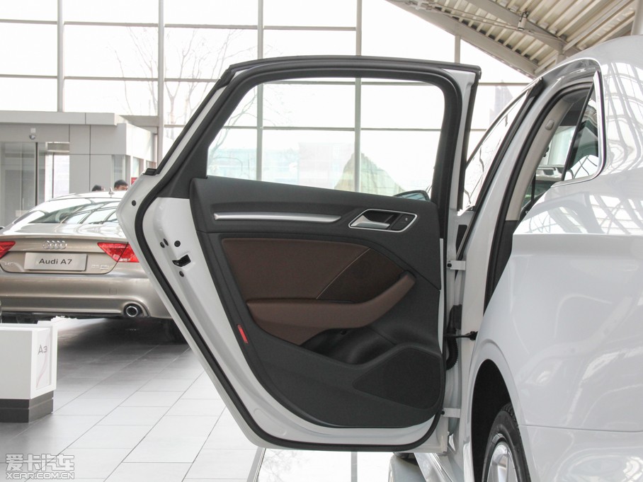 2014WA3 Limousine(M) Sedan