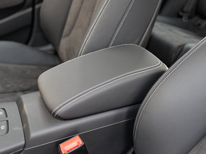 2015款2.0TFSI Limousine 中央扶手箱