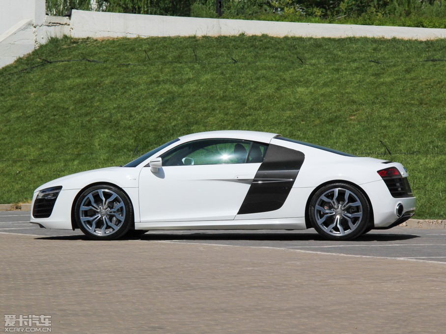 2014µR8 V10 Coupe