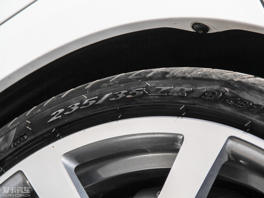 2014?yun)WR8 V10 Coupe