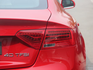 2013款40TFSI 尾灯