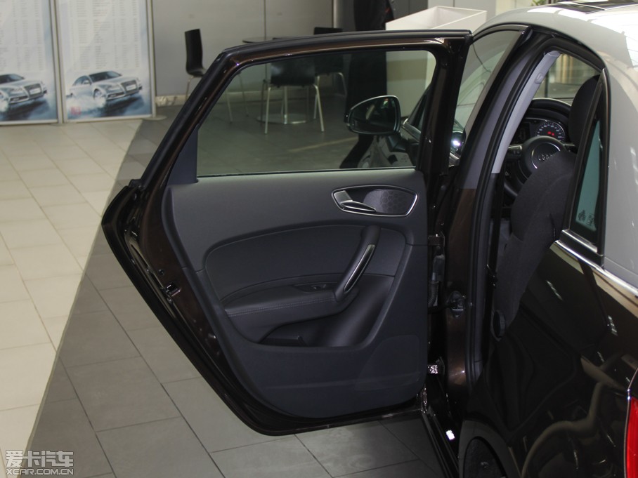 2014��W��A1 30 TFSI Sportback ���m��