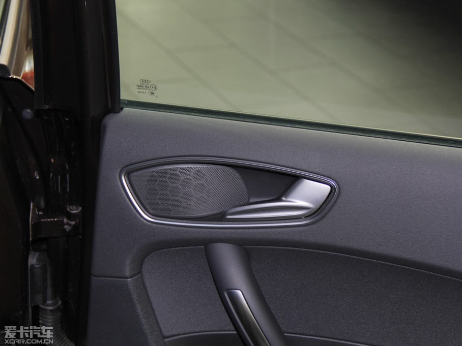 2014��W��A1 30 TFSI Sportback ���m��