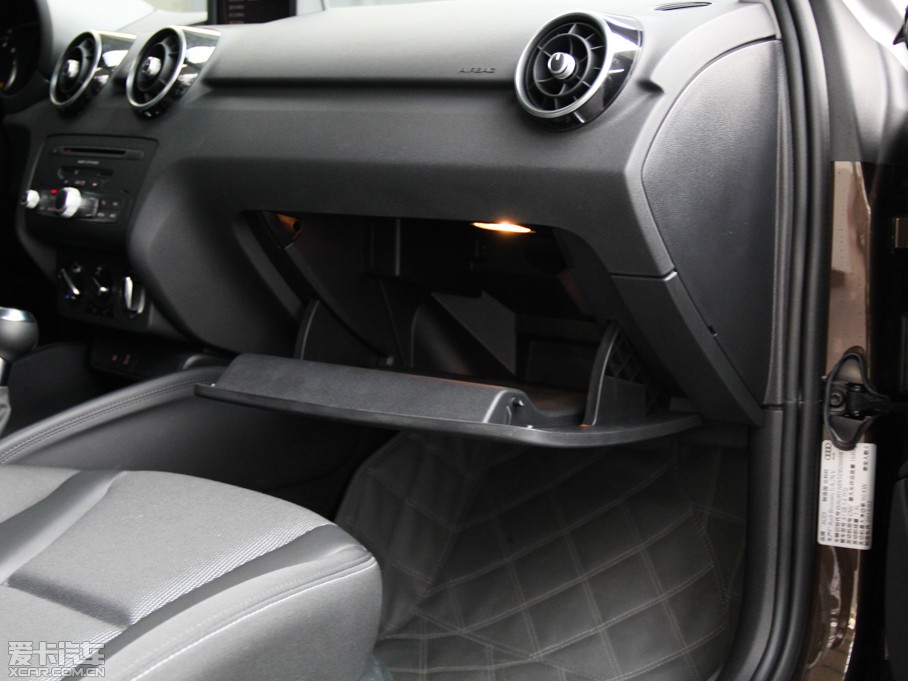 2014��W��A1 30 TFSI Sportback ���m��