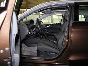 2014款30 TFSI Sportback 舒适型 前排空间