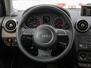 2014款30 TFSI Sportback 时尚型 方向盘
