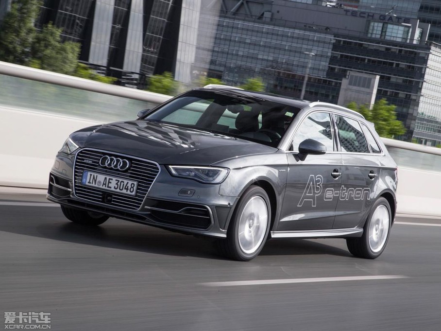 2015��W��A3 e-tron Sportback e-tron �\�Ӱ�