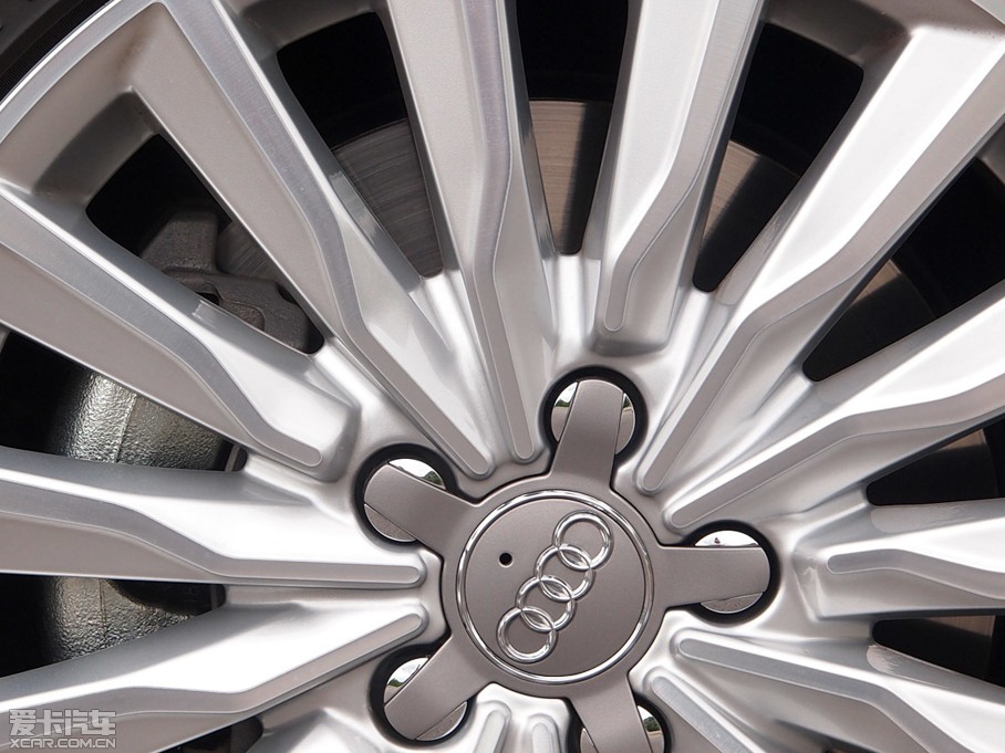 2015��W��A3 e-tron Sportback e-tron �\�Ӱ�