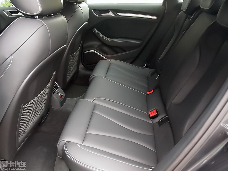 2015��W��A3 e-tron Sportback e-tron �\�Ӱ�