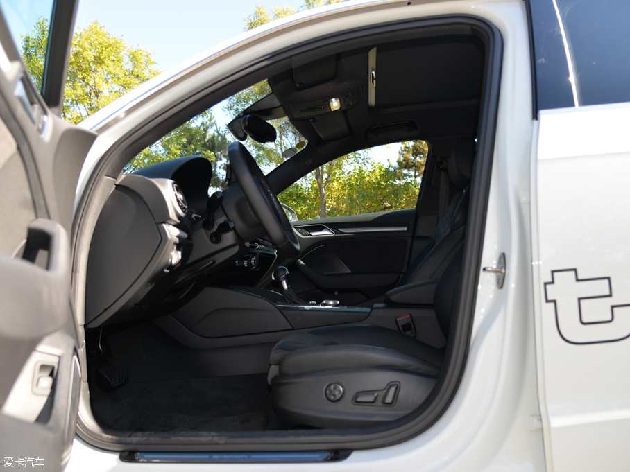 2015��W��A3 e-tron Sportback e-tron �\�Ӱ�