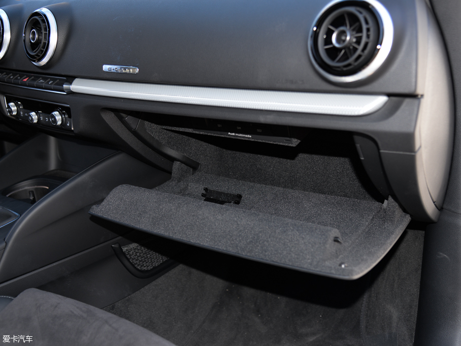 2015��W��A3 e-tron Sportback e-tron �\�Ӱ�