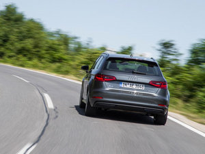 2015Sportback e-tron \Ӱ w^