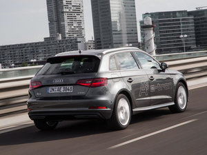 2015Sportback e-tron \Ӱ w^