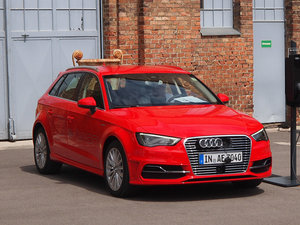 2015Sportback e-tron \Ӱ w^