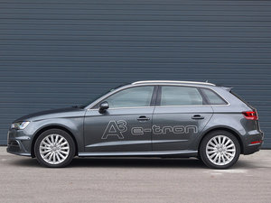 2015Sportback e-tron \Ӱ w^