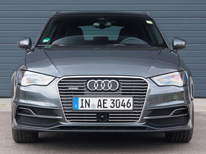 2015Sportback e-tron \Ӱ w^