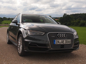 2015Sportback e-tron \Ӱ w^