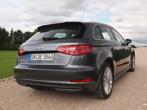 2015Sportback e-tron \Ӱ w^
