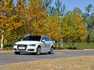 2015Sportback e-tron \Ӱ w^