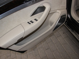 2015款6.3 FSI W12 quattro旗舰型 前门储物空间
