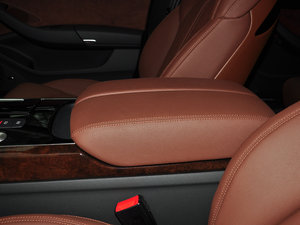 2015款45 TFSI quattro专享型 中央扶手箱