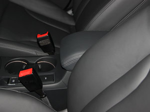 2015款40 TFSI quattro越野型 中央扶手箱