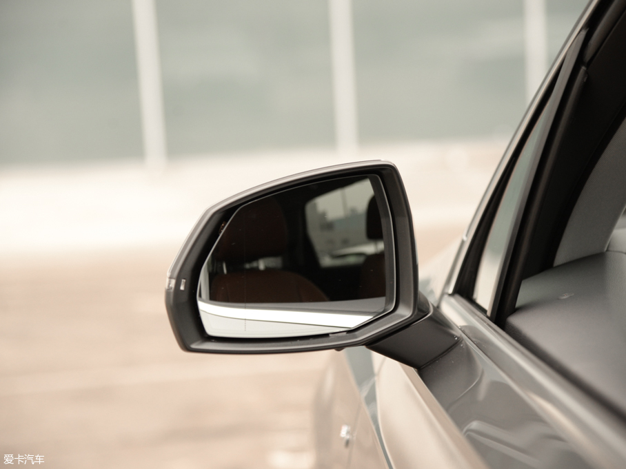 2016WQ7 40 TFSI S line\