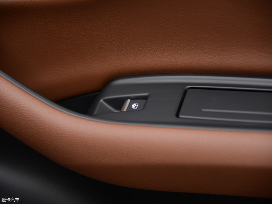 2016WQ7 40 TFSI S line\