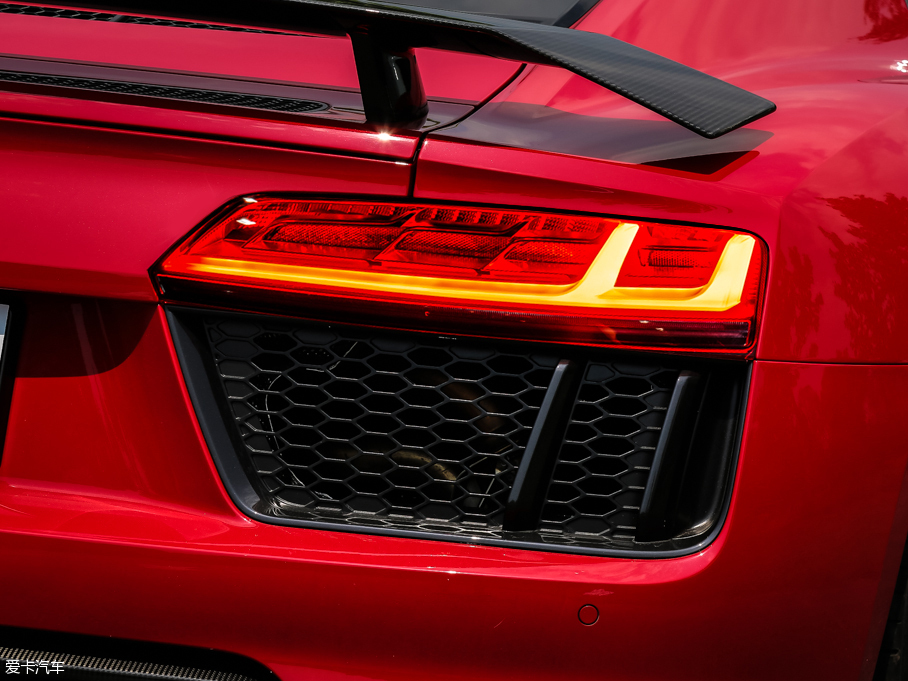 2016µR8 V10 Performance