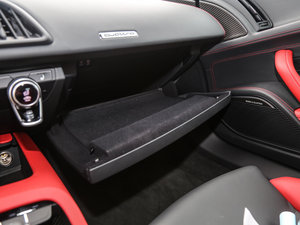 2016款V10 Performance 手套箱