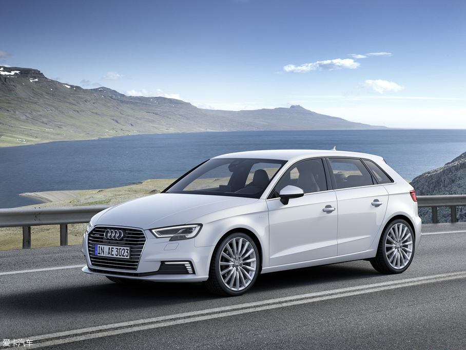 2017WA3 e-tron Sportback e-tron