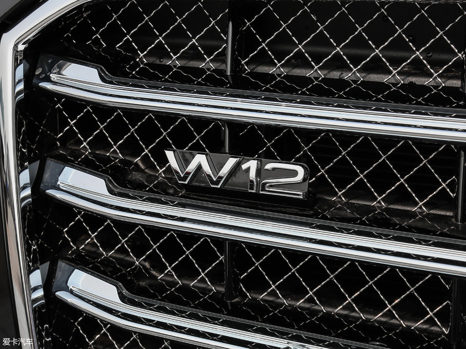 2017µA8 6.3L W12 quattro 콢