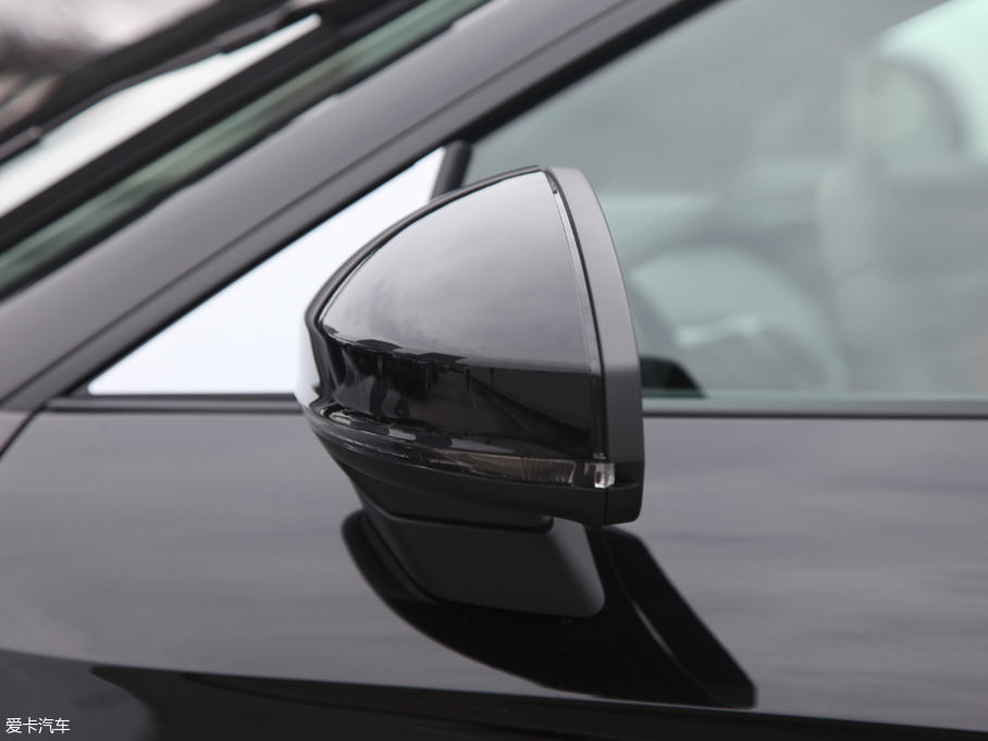 2017?yun)WR8 V10 Coupe