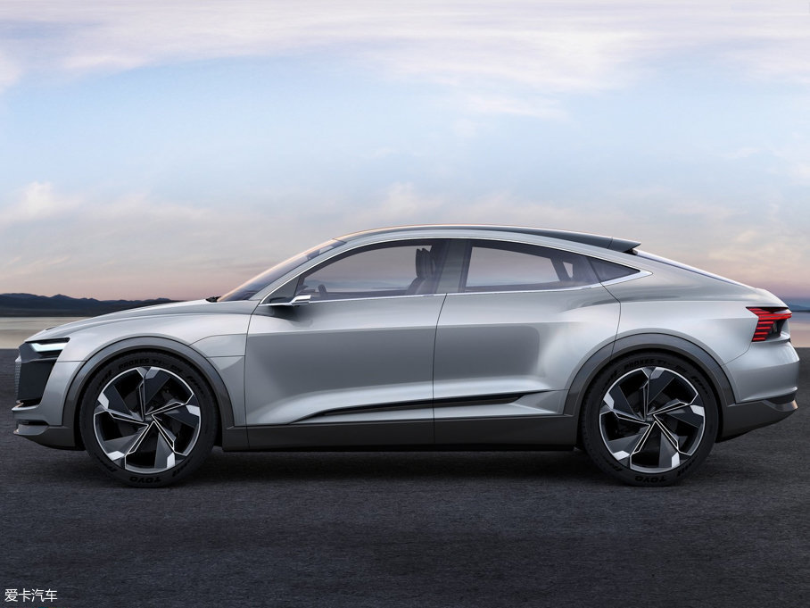 2017��W��e-tron(�M��) ����܇