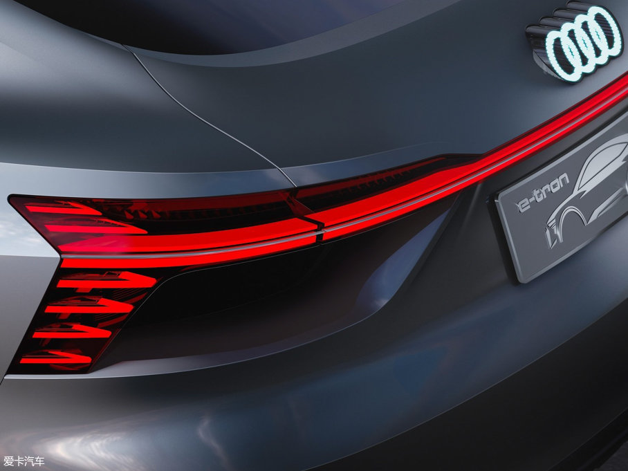 2017��W��e-tron(�M��) ����܇