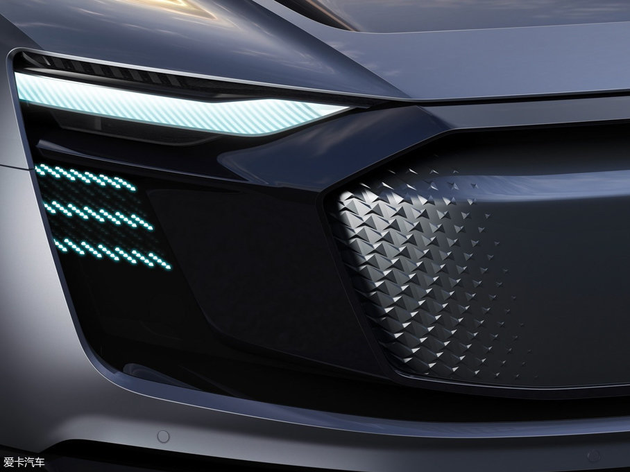 2017��W��e-tron(�M��) ����܇